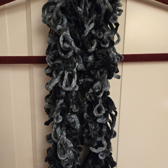 Black Loop Scarf - Picture 3 of 5